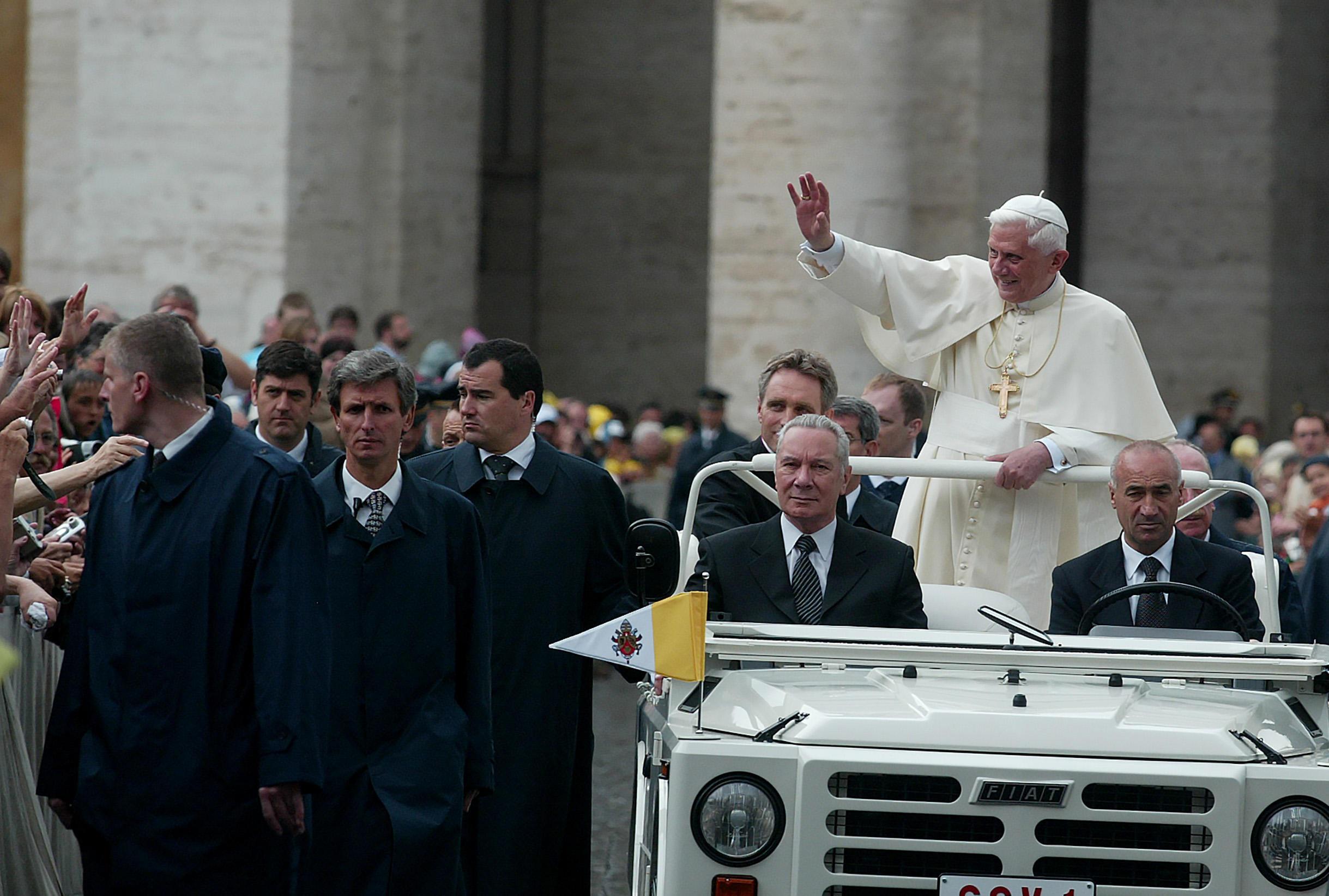 Benedetto XVI, il Papa più longevo e il primo 'emerito'