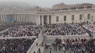 Benedetto XVI, l'appauso e il Vangelo aperto sulla bara - Video