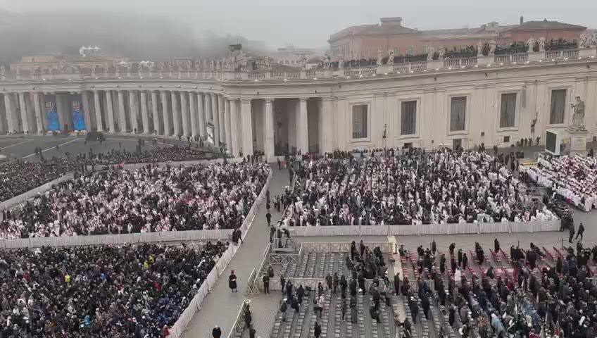 Benedetto XVI, l'appauso e il Vangelo aperto sulla bara - Video