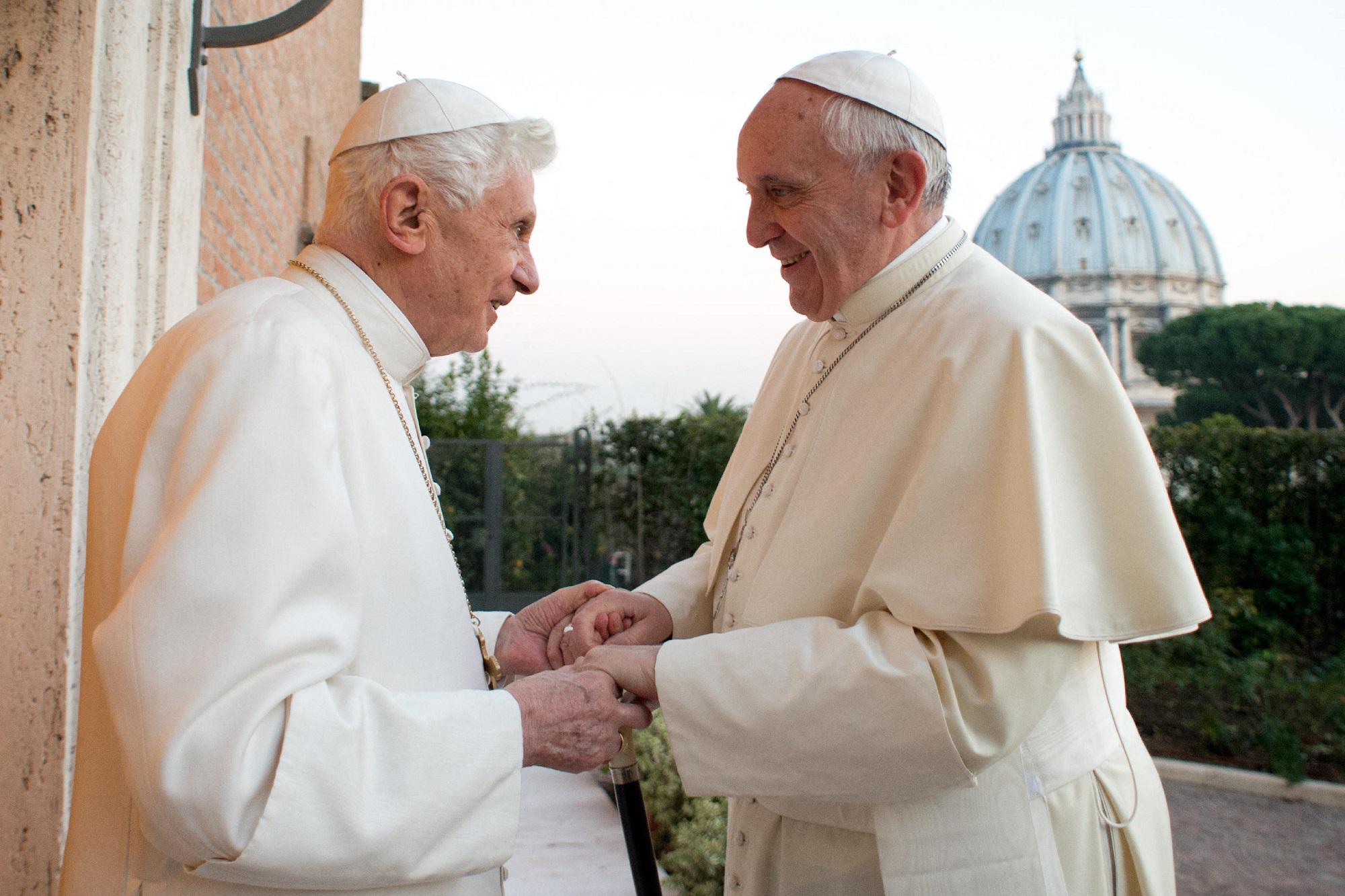Benedetto XVI, l'omaggio di Francesco: "Fedele servitore del Vangelo"