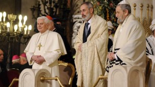 Benedetto XVI, nel 2010 la storica visita alla Sinagoga di Roma