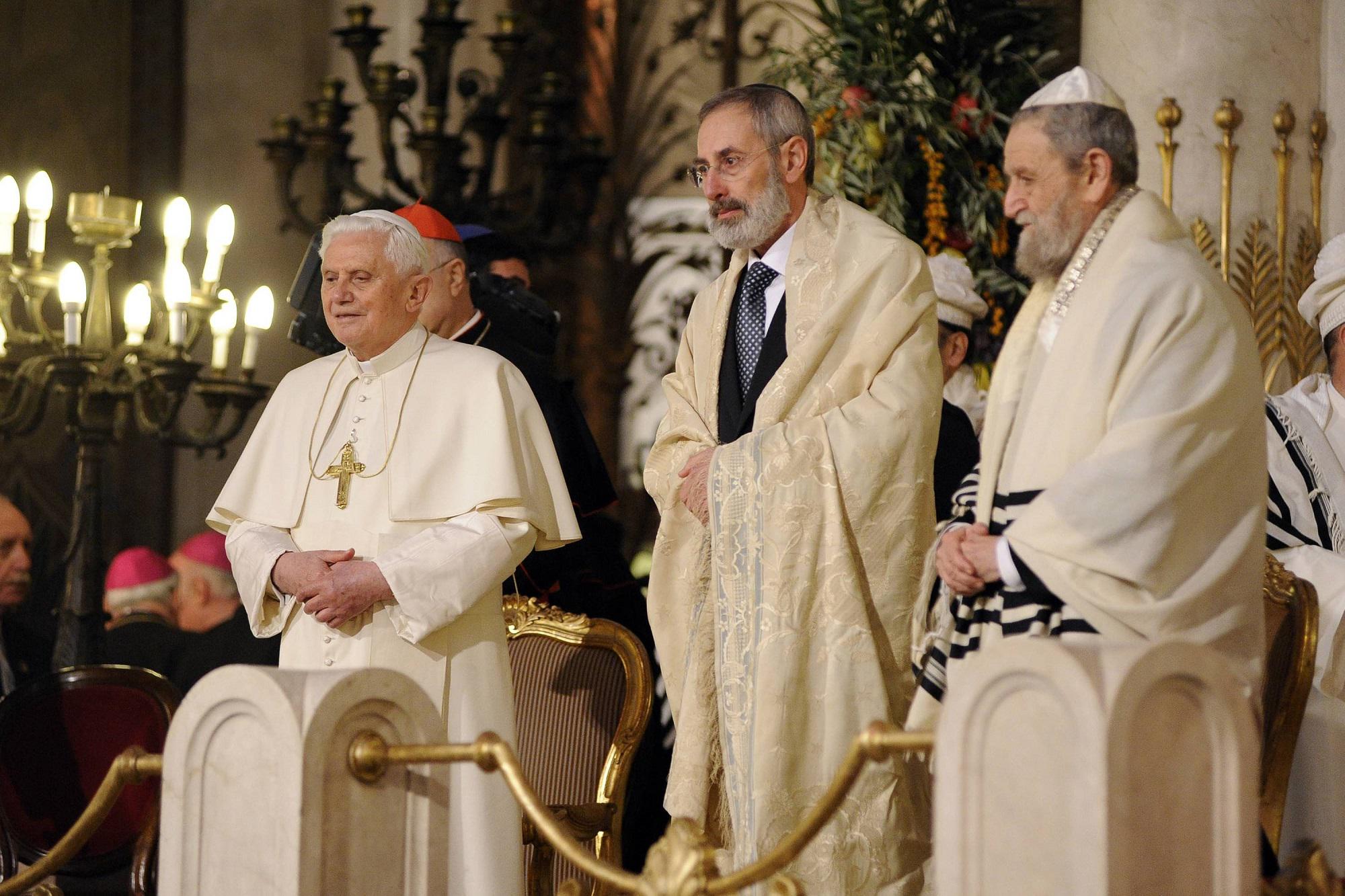 Benedetto XVI, nel 2010 la storica visita alla Sinagoga di Roma