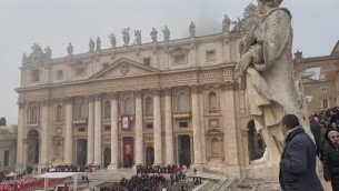 Benedetto XVI, piazza San Pietro pronta per i funerali - Video