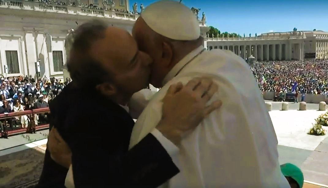 Benigni show in piazza San Pietro, bacia il Papa poi invoca la pace: "La guerra deve finire"