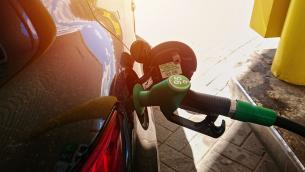 Benzina e diesel, prezzi carburanti in calo oggi in Italia