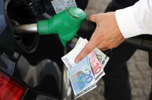 Benzina e diesel, prezzi in salita: ecco quanto ci costa il pieno