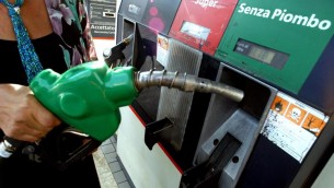 Benzina e diesel, prezzo in calo in Italia oggi
