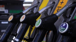 Benzina, oggi prezzi in calo: quanto costa alla pompa