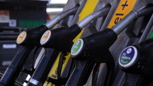 Benzina oggi, rialzo listini ma prezzi in calo alla pompa