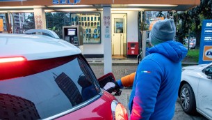 Benzina prezzi oggi, giro di ribassi