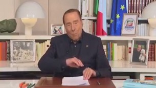 Berlusconi agli anziani: "Aumento pensioni a 1000 euro si farà" - Video