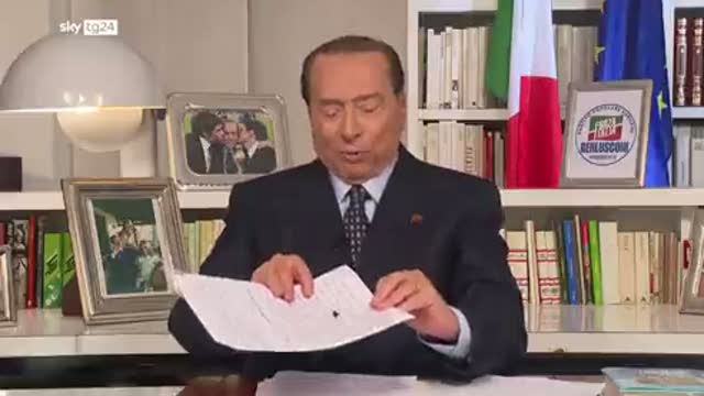 Berlusconi e la mosca: "Ho colpito ancora" - Video