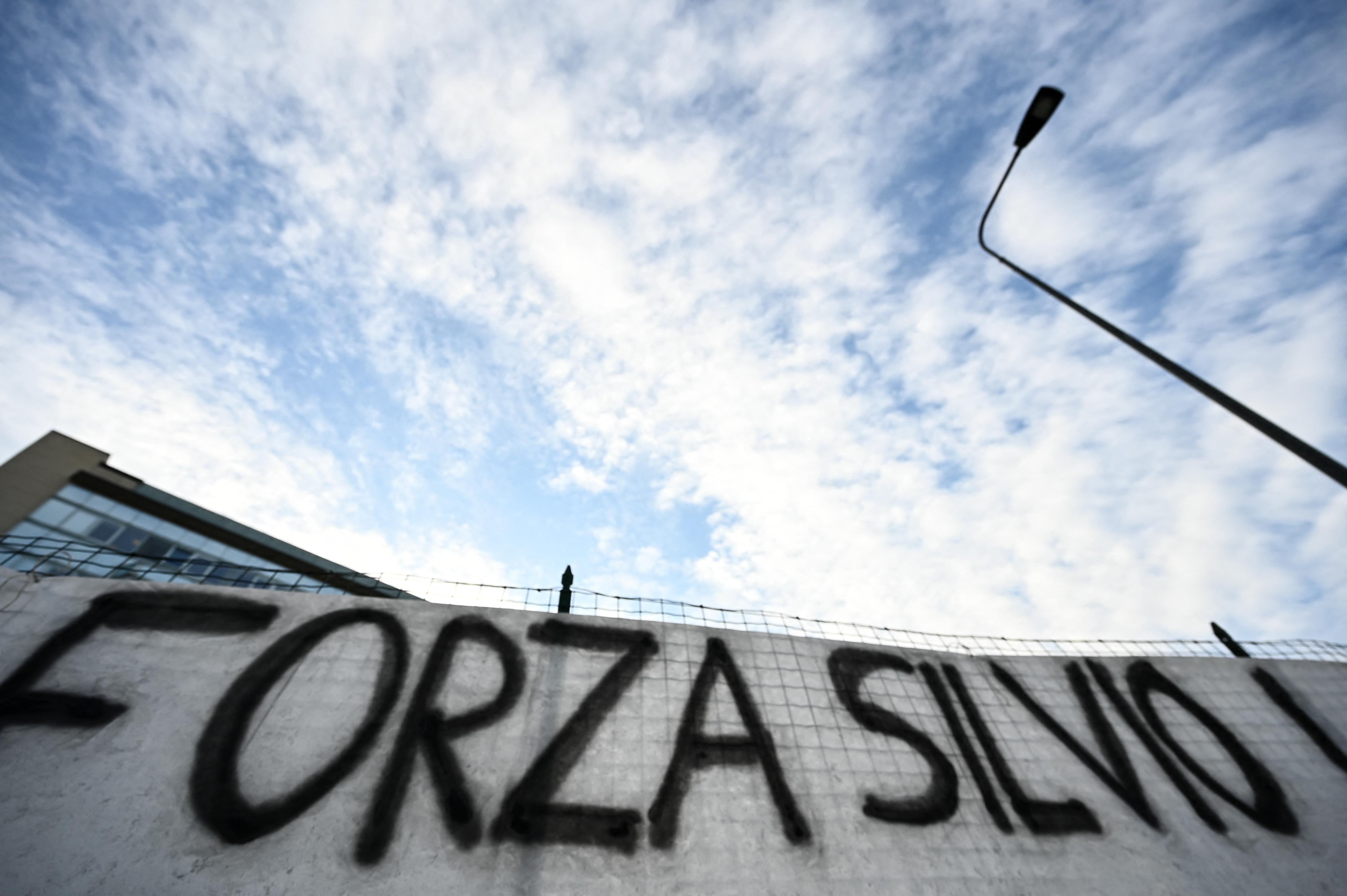 Berlusconi, Forza Italia tira sospiro di sollievo ma restano nodi nel partito