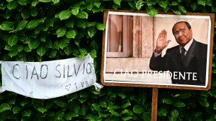 Berlusconi, il Comune di Roscigno gli intitola i giardini