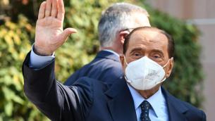 Berlusconi lascia ospedale San Raffaele e torna a casa