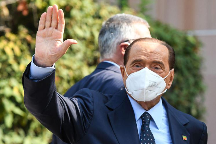 Berlusconi lascia ospedale San Raffaele e torna a casa