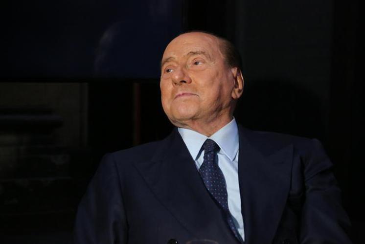 Berlusconi, quarta notte in ospedale