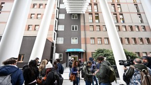 Berlusconi ricoverato, terza notte in terapia intensiva