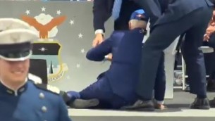 Biden, caduta durante cerimonia Air Force - Video