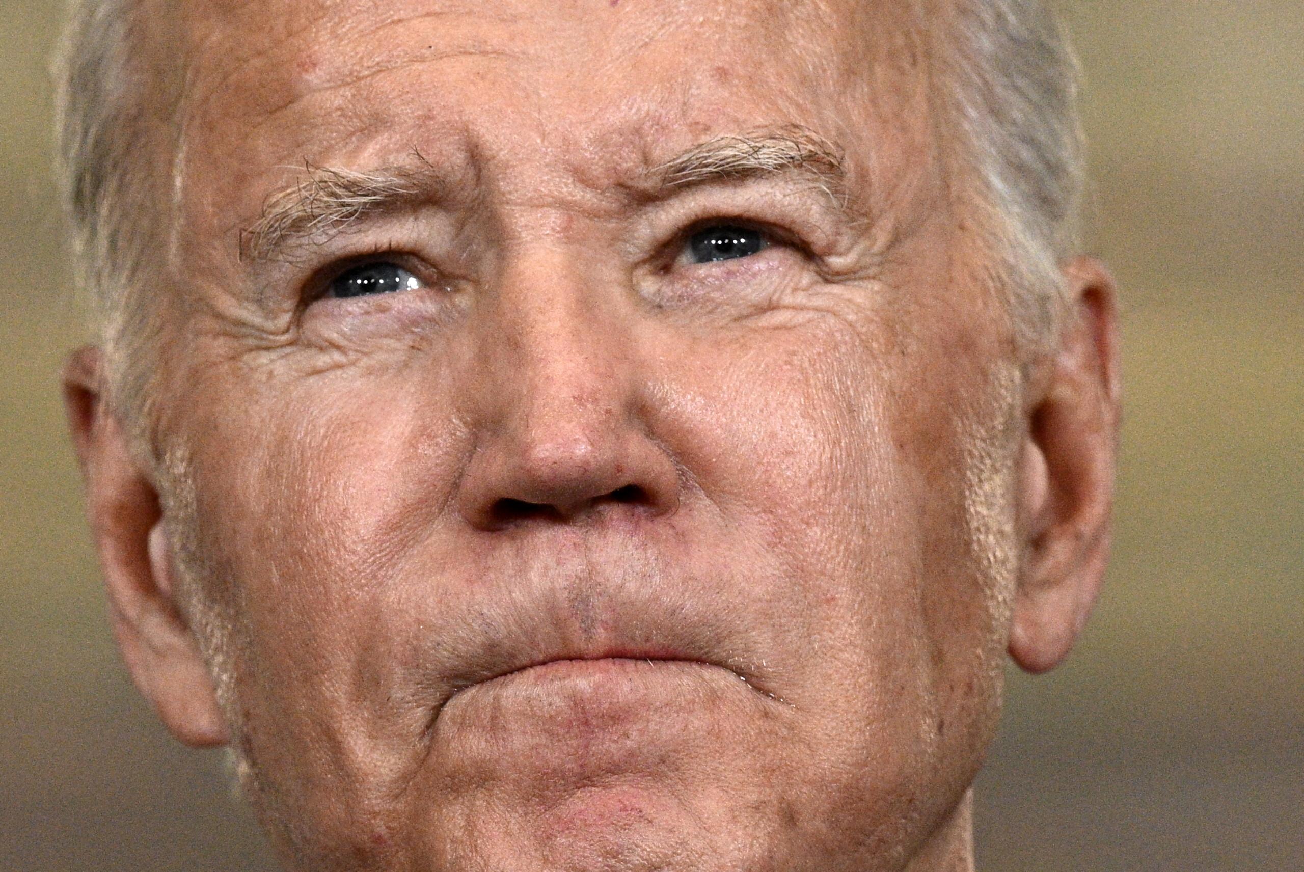 Biden compie 81 anni, l'età diventa il grande tabù della sua campagna