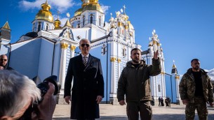 Biden da Zelensky a Kiev: cravatta e battute, la visita 'dietro le quinte'