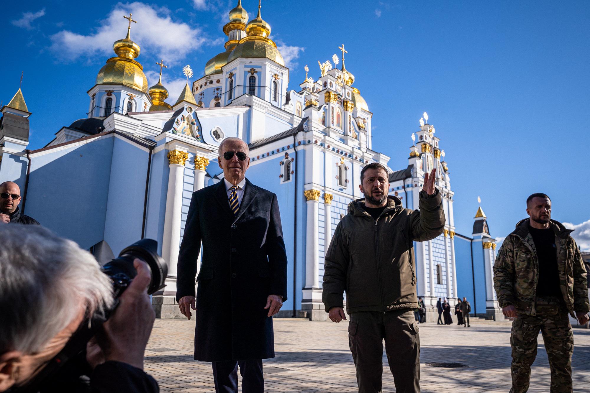 Biden da Zelensky a Kiev: cravatta e battute, la visita 'dietro le quinte'