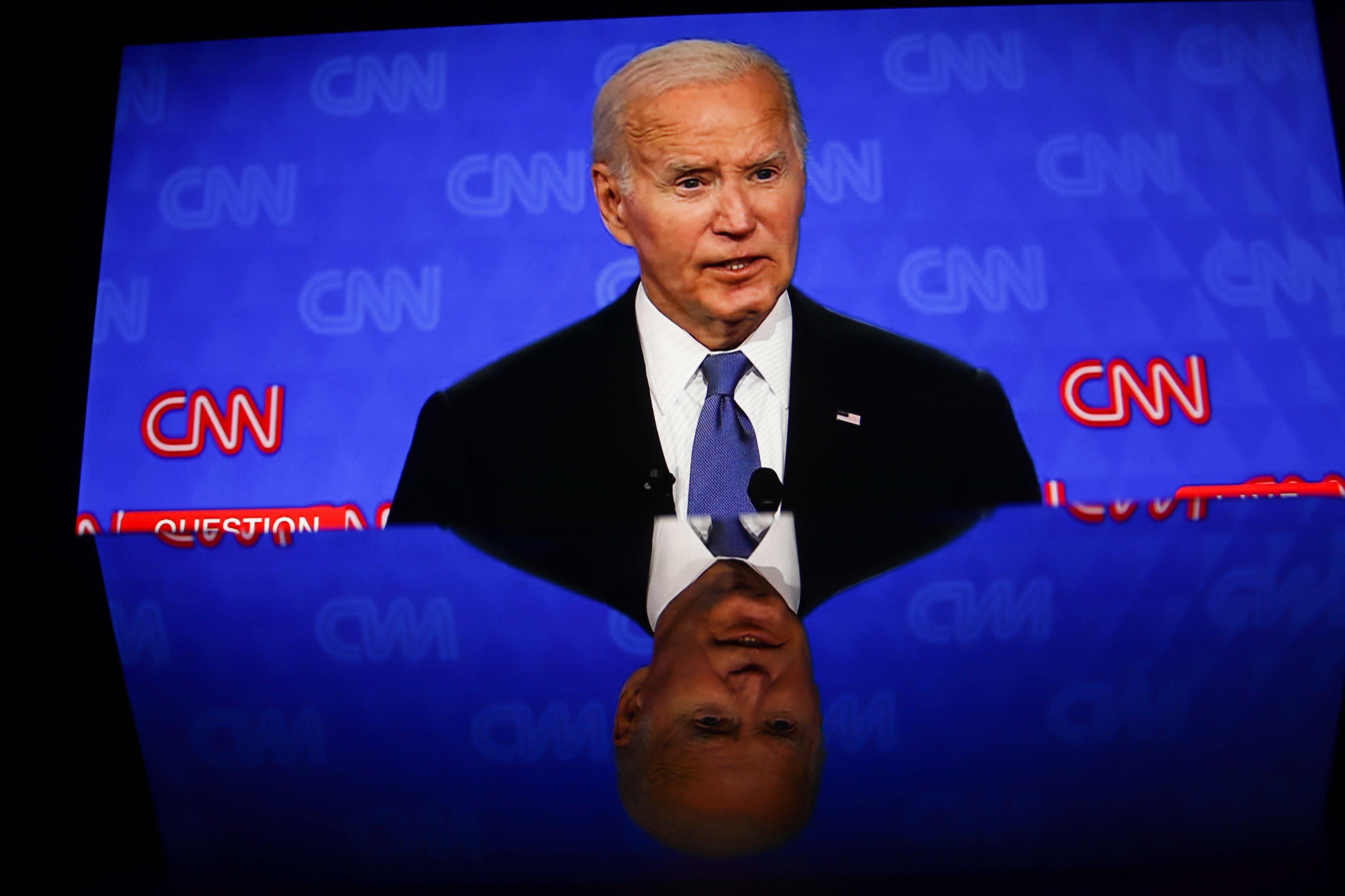 Biden resiste ma dem sotto shock: come e chi potrebbe sostituire il presidente