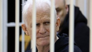 Bielorussia, condannato a 10 anni il premio Nobel Bialiatski