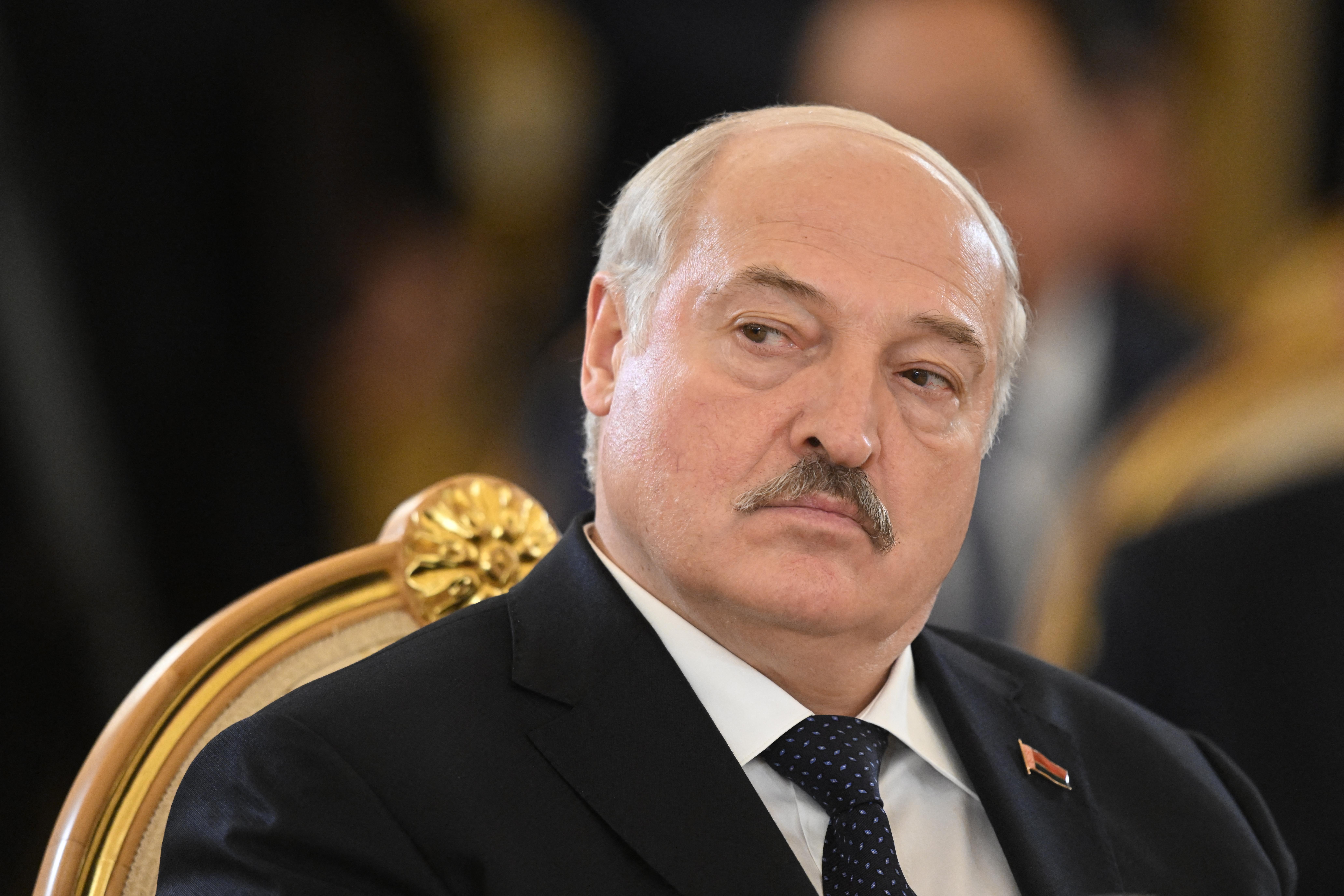 Bielorussia, Lukashenko: "Iniziato trasferimento armi nucleari dalla Russia"