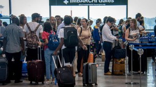 Biglietti aerei, a Natale costo voli interni fino a 12 volte più alti: l'indagine