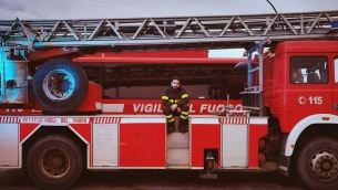 Bimbo bloccato in auto, salvato da vigile fuoco