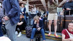 Blackout Spagna, i video del caos: semafori in tilt, treni fermi
