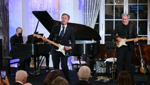 Blinken suona la chitarra elettrica e canta al dipartimento di Stato Usa - Video