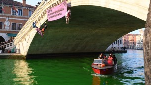 Blitz a Venezia di Extinction Rebellion, foglio di via e Daspo per gli attivisti