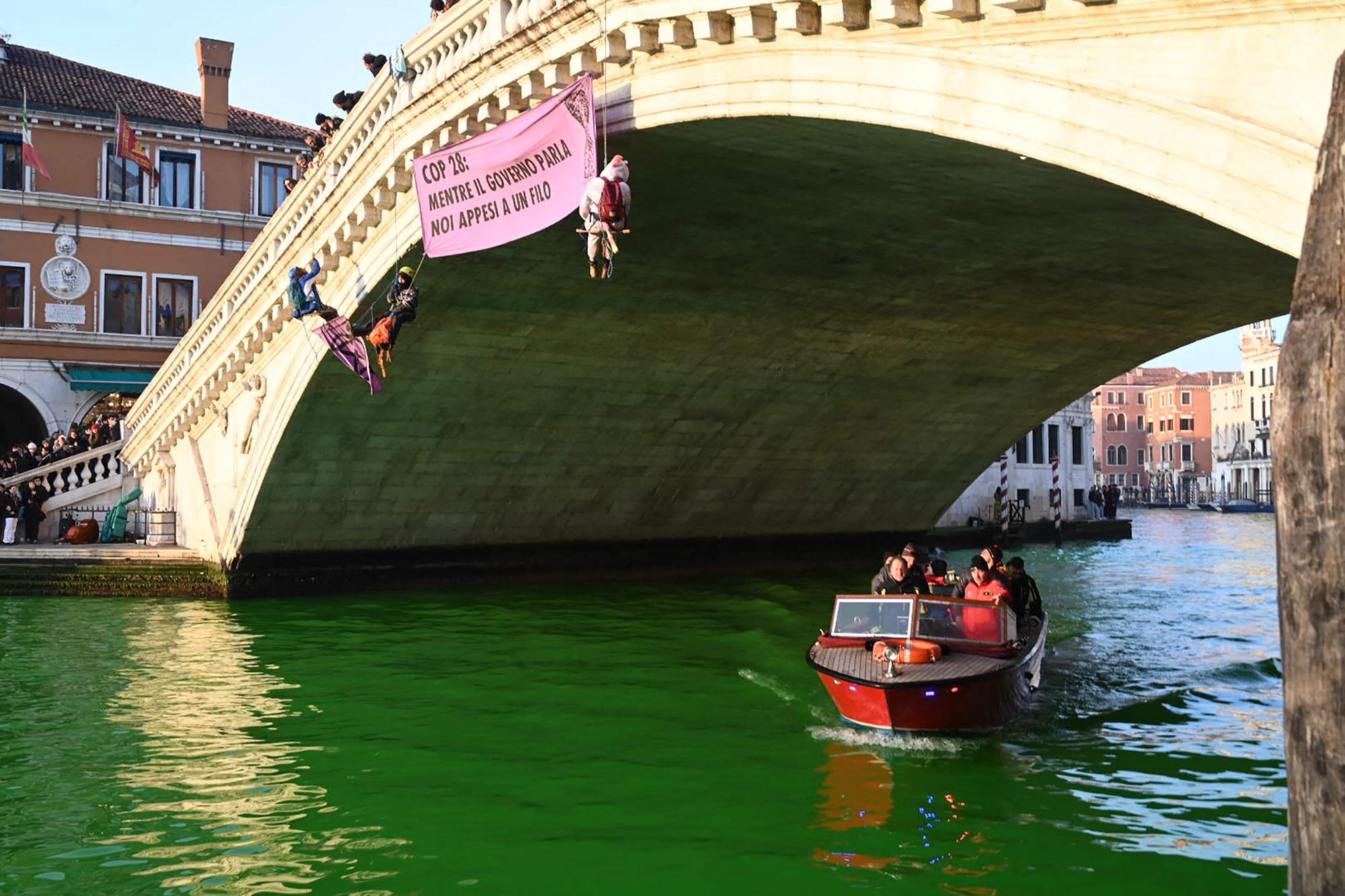 Blitz a Venezia di Extinction Rebellion, foglio di via e Daspo per gli attivisti