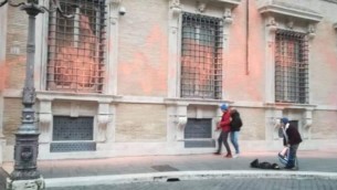 Blitz ambientalisti a Roma, imbrattata la facciata del Senato