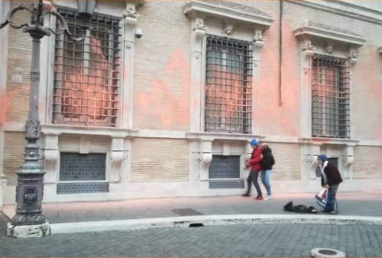 Blitz ambientalisti a Roma, imbrattata la facciata del Senato