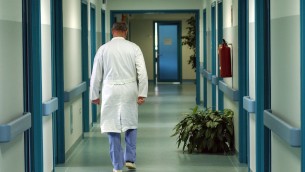 Blitz in ospedali e Rsa, scoperti 165 medici e infermieri irregolari