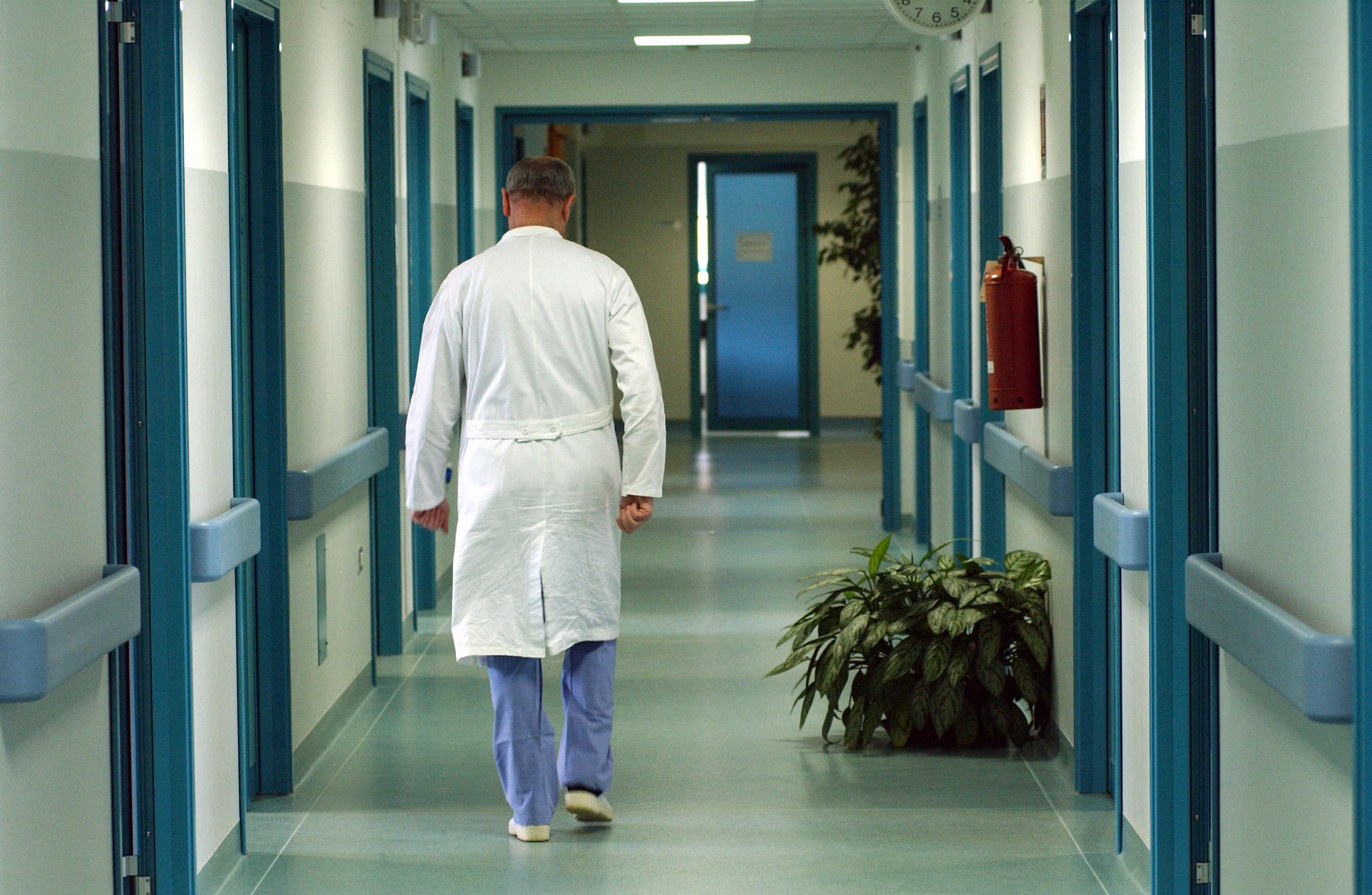 Blitz in ospedali e Rsa, scoperti 165 medici e infermieri irregolari