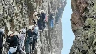 Bloccati in fila sulla parete a strapiombo, ore di paura per decine di turisti - Video