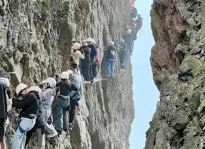 Bloccati in fila sulla parete a strapiombo, ore di paura per decine di turisti - Video