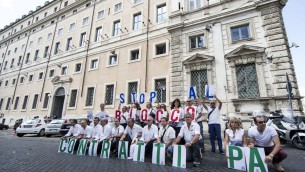 P.A: flash mob lavoratori davanti Consulta in attesa udienza