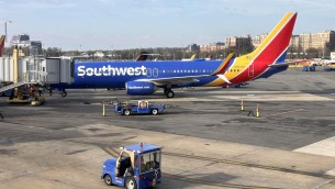 Boeing, panico a bordo di un 737-800: copertura del motore si stacca e finisce sull'ala