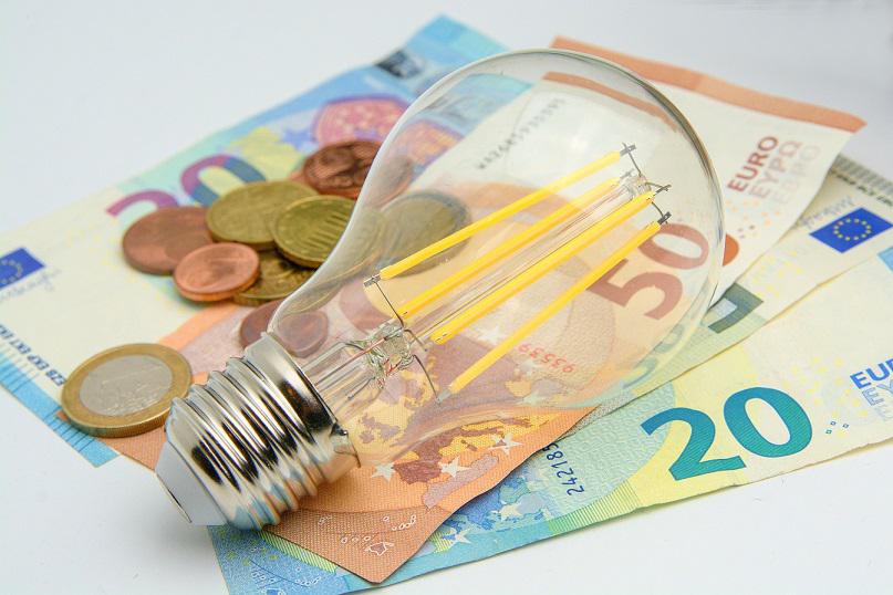 Bollette luce, ok a nuove norme su mercato tutelato