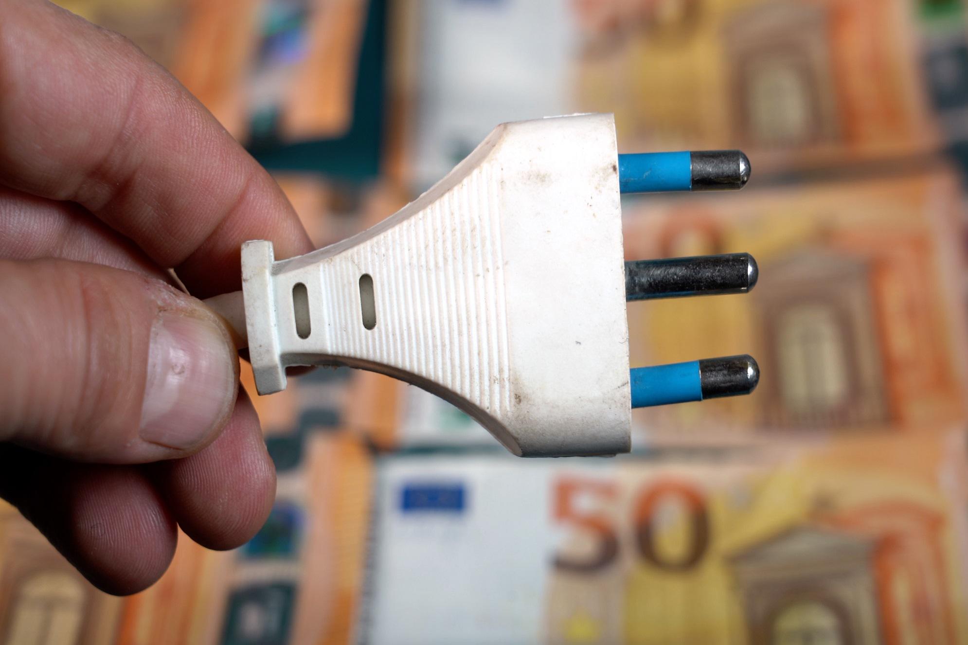 Bollette meno care, quanto si pagherà in meno da aprile