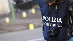 Bologna, 15enne aggredito da due ragazzi: accoltellato a volto e petto