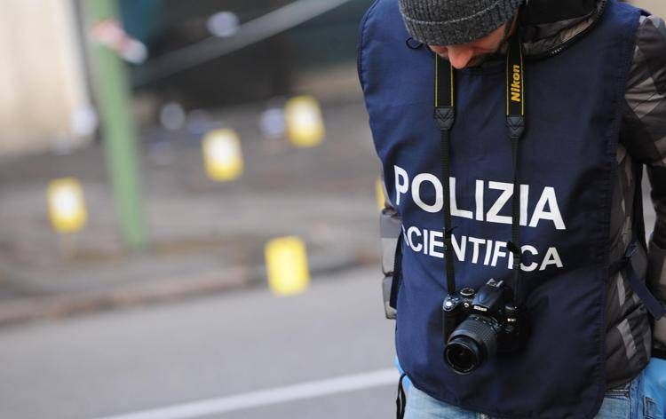 Bologna, 15enne aggredito da due ragazzi: accoltellato a volto e petto