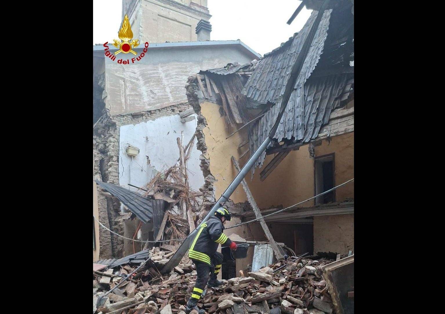 Bologna, esplosione in canonica a Savigno: 2 feriti, si cerca sotto le macerie - Video