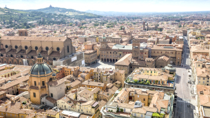 Uno scorcio del centro storico di Bologna