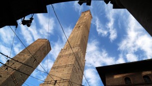 Bologna transenna le due Torri, la Garisenda osservata speciale